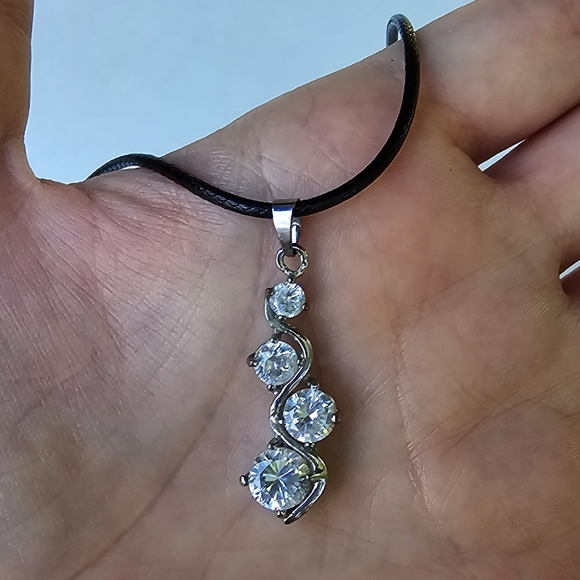 🪩 Curly Gem Drop Necklace - Picture 2 of 8